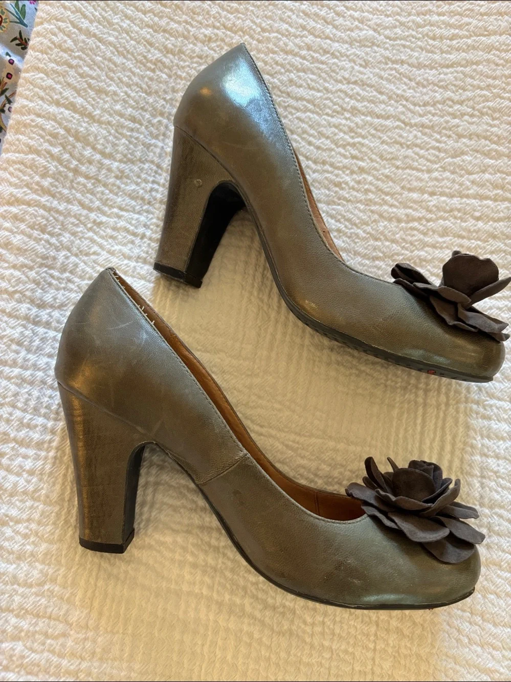 Mix Mooz High Heeled Pumps with Faux Suede Floral Accent - Grey. Size 6.5